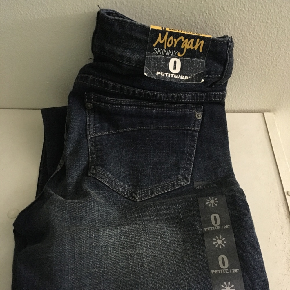 Delia's Morgan 0P dark wash, no holes, NWT